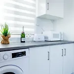 1l. Cozy Flores With Pool Apartmán *