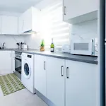 1l. Cozy Flores With Pool Apartmán *